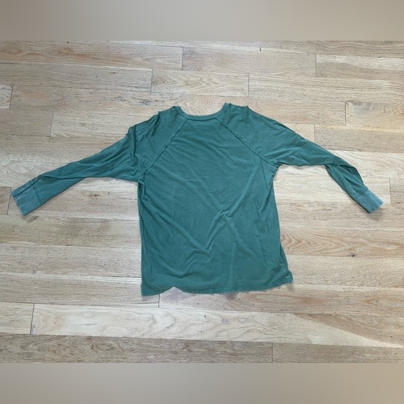 EUC Aerie long-sleeve tee, size medium - Picture 4 of 4